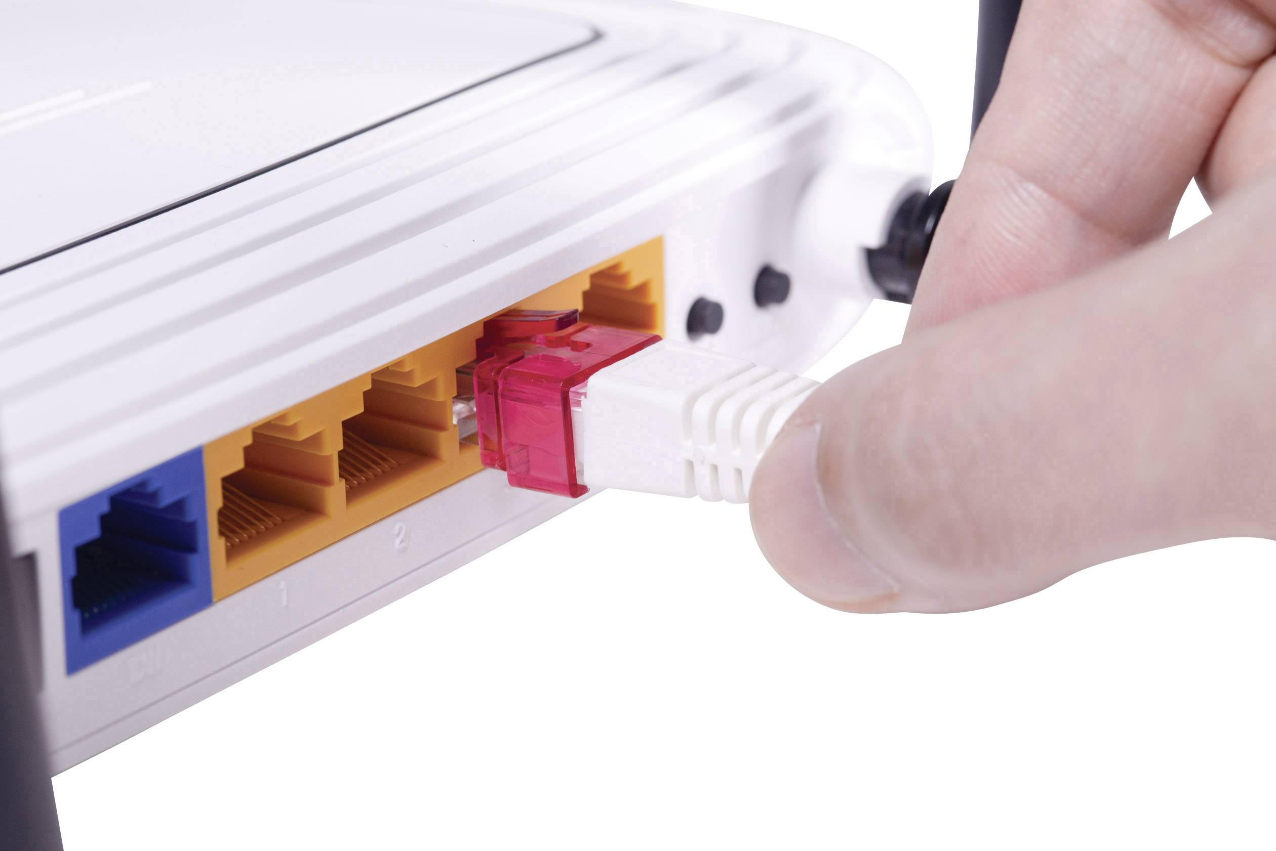 Ruka gura crveni mrežni kabel u usmjerivač s više priključaka.