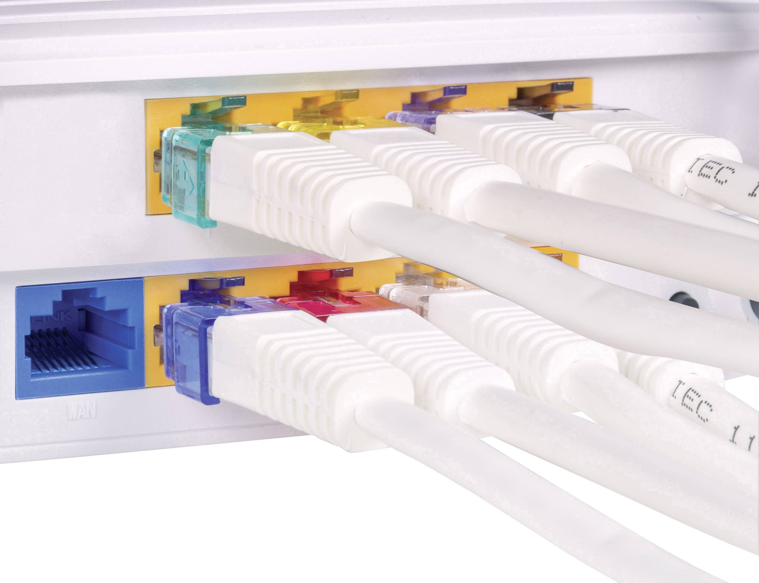 Nekoliko Ethernet kabela uključeno je u priključke na stražnjoj strani mrežnog uređaja. Jedan priključak je slobodan.