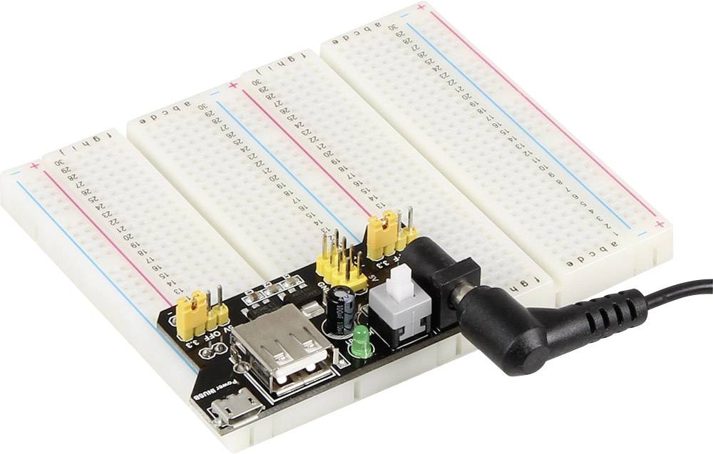 Razvojna ploča s priključenim napajanjem, više priključnih pinova i USB priključkom, spremna za elektroničke projektne sklopove.
