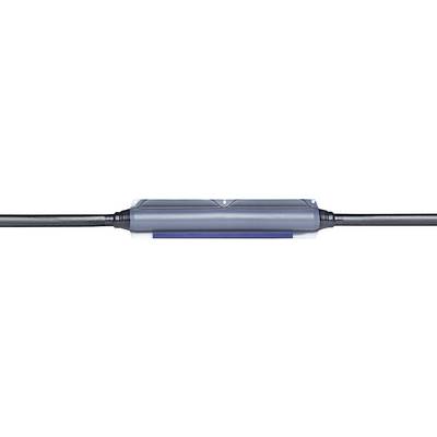 Plavi sivo-sivi cilindrični adapter za uvod kabela povezuje dva crna kabela.