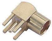 Metalni kutni utikač sa četiri pins-a, pogodan za elektroničke spojeve.