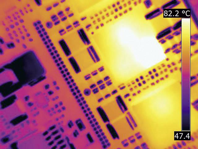 Termografski snimak elektroničkog čipa s označenim vročim točkama. Raspon temperature između 47,4°C i 82,2°C.