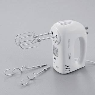 Bijeli ručni mikser s dva miješača prikazan je na slici. Pored njega leže dva kuka za gnetenje. Mikser ima ergonomski dizajn.