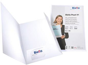 Bijela mapa marke Biella Pearl #1 predstavlja se frontalno otvorena, prikazujući nasmiješenu ženu koja drži papir u ruci.