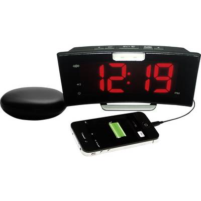 Budilnik s velikom crvenom digitalnomDisplay oznakom prikazuje 12:19. Mobilni telefon koji je putem kabela povezan s budilnikom upravo se puni.