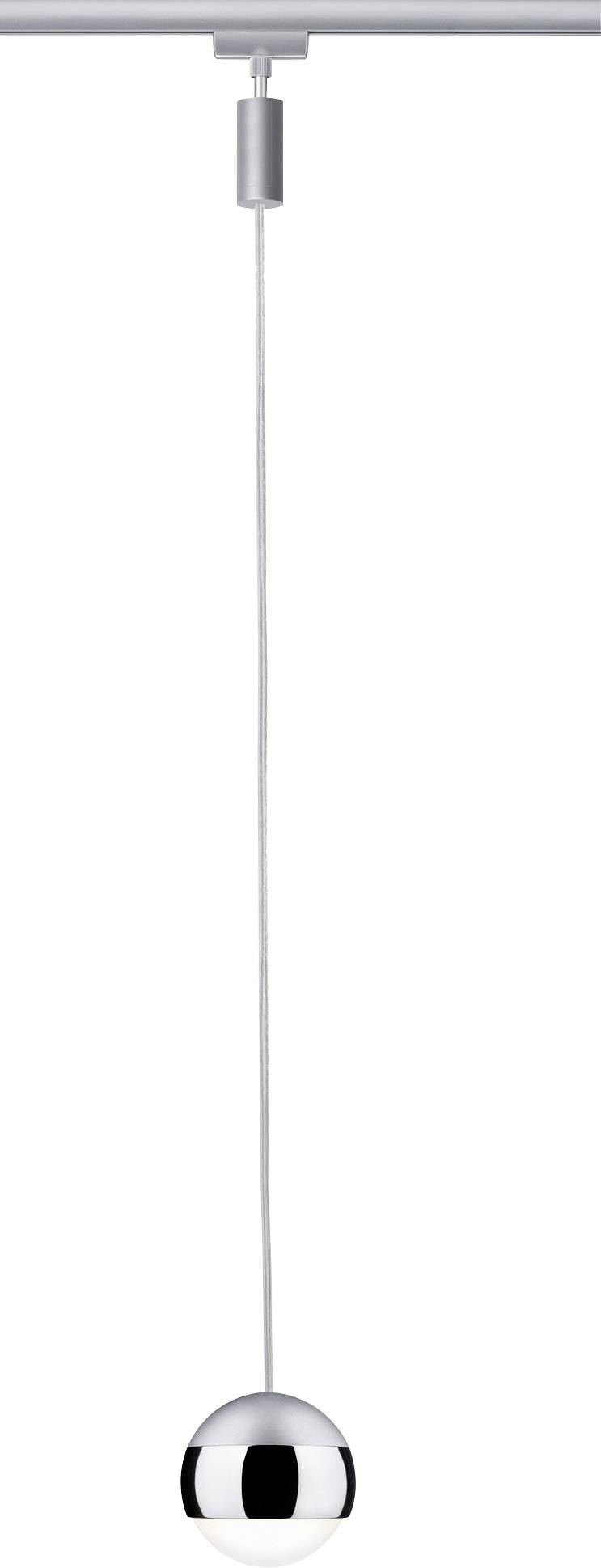 Moderna viseća lampa sa srebrnim kuglastim sjenilom i tankim kabelom, obješena na tračnoj instalaciji.