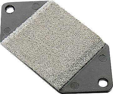 Pravokutni filter zraka za male motore, s crnim plastičnim okvirom i sivim, mekušastim filterskim materijalom u sredini.