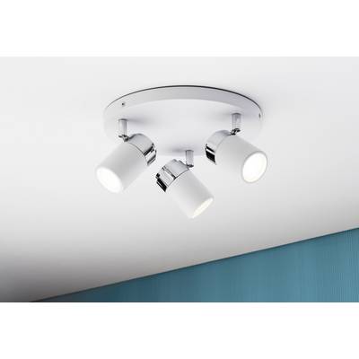 Stropna lampa s tri podesiva bijela reflektora na ovalnoj bazi pričvršćena na stropu sobe, vidljiv plavo obojani zid.