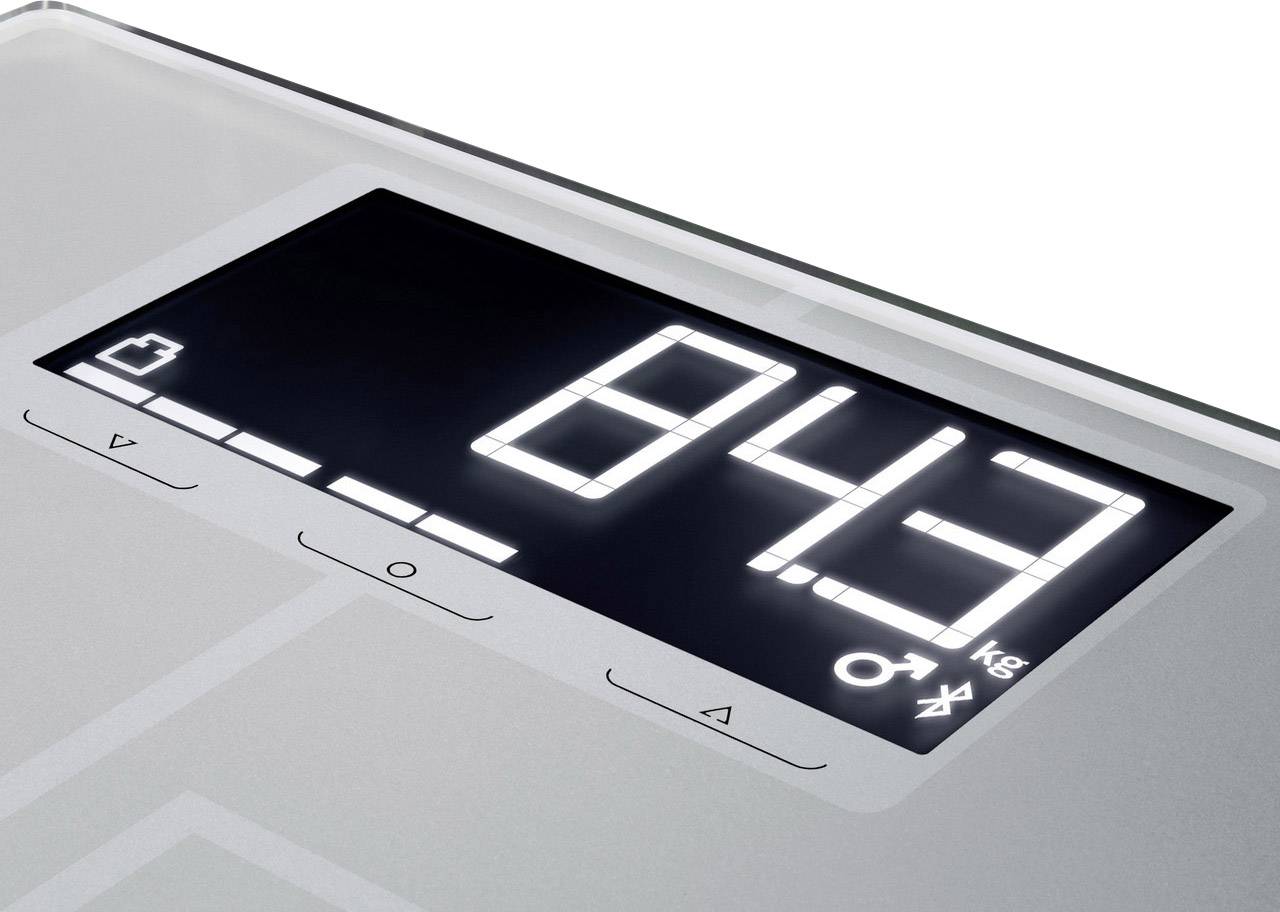 Elektronička vaga pokazuje '43 kg'. Simbol za muško i Bluetooth vidljivi. Zaslon svijetli.