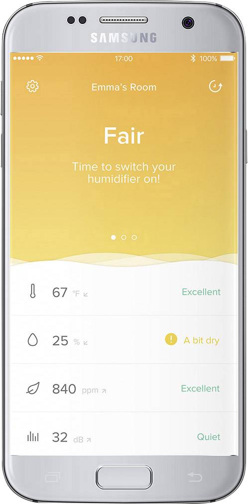 Pametni telefon s aplikacijom za nadzor kvalitete zraka u prostoriji. Prikaz: „Povoljno", temperatura 67°F „Odlično", vlažnost 25% „Malo suho", CO2 840 ppm „Odlično", glasnoća 32 dB „Tiho".