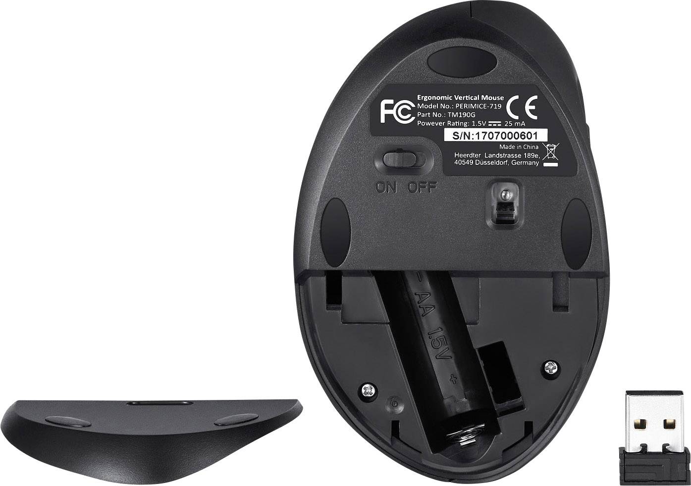 Pogled odozgo na stražnju stranu crnog, ergonomskog, vertikalnog miša s uklonjenim poklopcem prostora za baterije i USB prijemnikom.