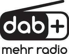 Logo s natpisom 'dab+ više radija'. Simbol predstavlja stiliziran radio koji simbolizira digitalni radijski standard DAB+.