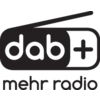 Logo s natpisom 'dab+ više radija'. Simbol predstavlja stiliziran radio koji simbolizira digitalni radijski standard DAB+.