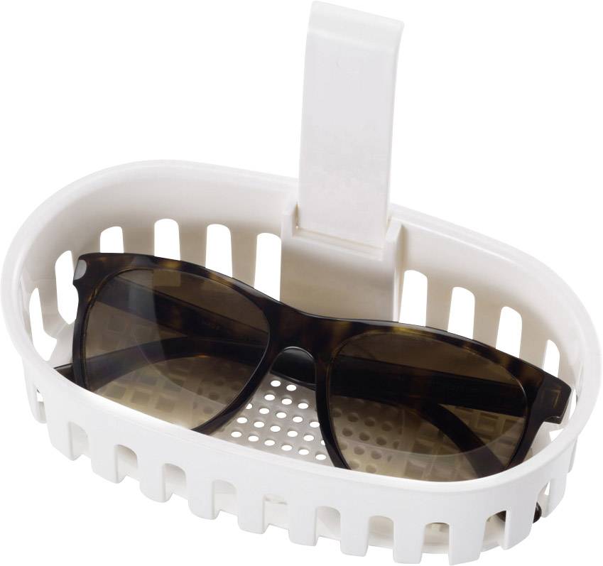 Sunčane naočale leže u maloj bijeloj plastičnoj košarici s ručkom. Košarica ima proreze sa strana.