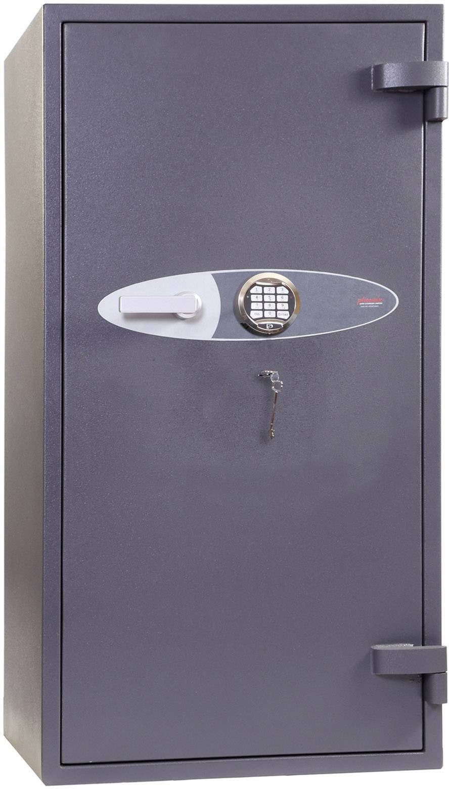 Čelično sivi sef s elektronskom numeric√kom bravom i ključem; stoji uspravno sa zatvorenim vratima.