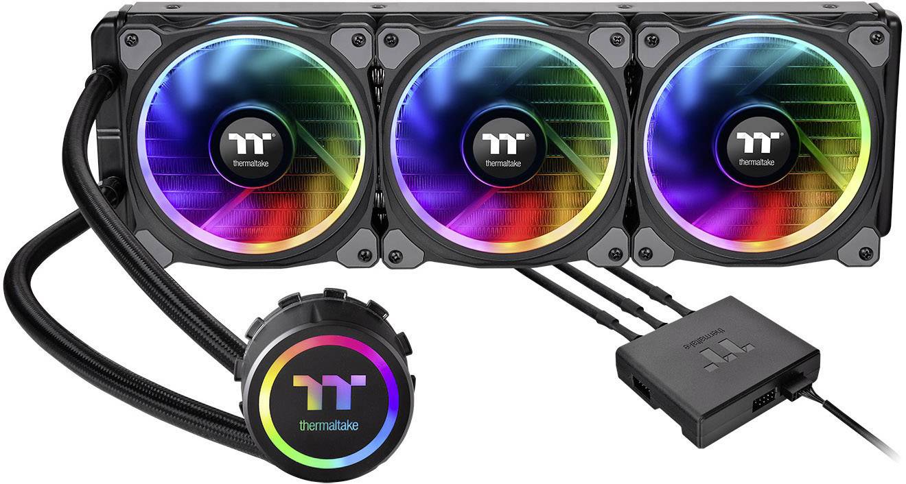 Thermaltake RGB sustav tekućinskog hlađenja s tri ventilatora i kontrolnom jedinicom. Šareno osvjetljeni ventilatori u crnom okviru.
