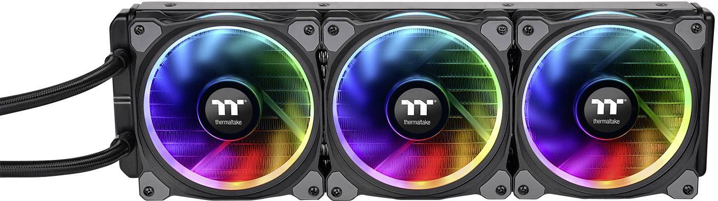 Tri računalne ventilatore s RGB osvjetljenjem od Thermaltakea, postavljene jedan do drugoga.