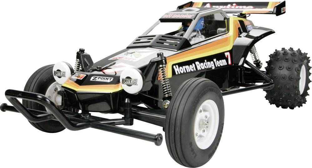Daljinski upravljano crno modelno auto u dizajnu trkaćeg automobila na bijelim kotačima, s naljepnicama 'Hornet Racing Team 7' sa strana.