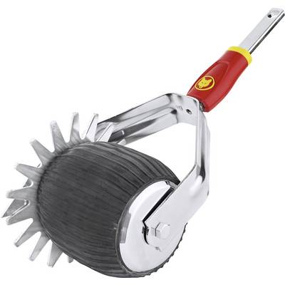Vrtni uređaj za rahljenje tla s nazubljenim metalnim zubima i ergonomskom ručkom, pogodan za prozračivanje tla.