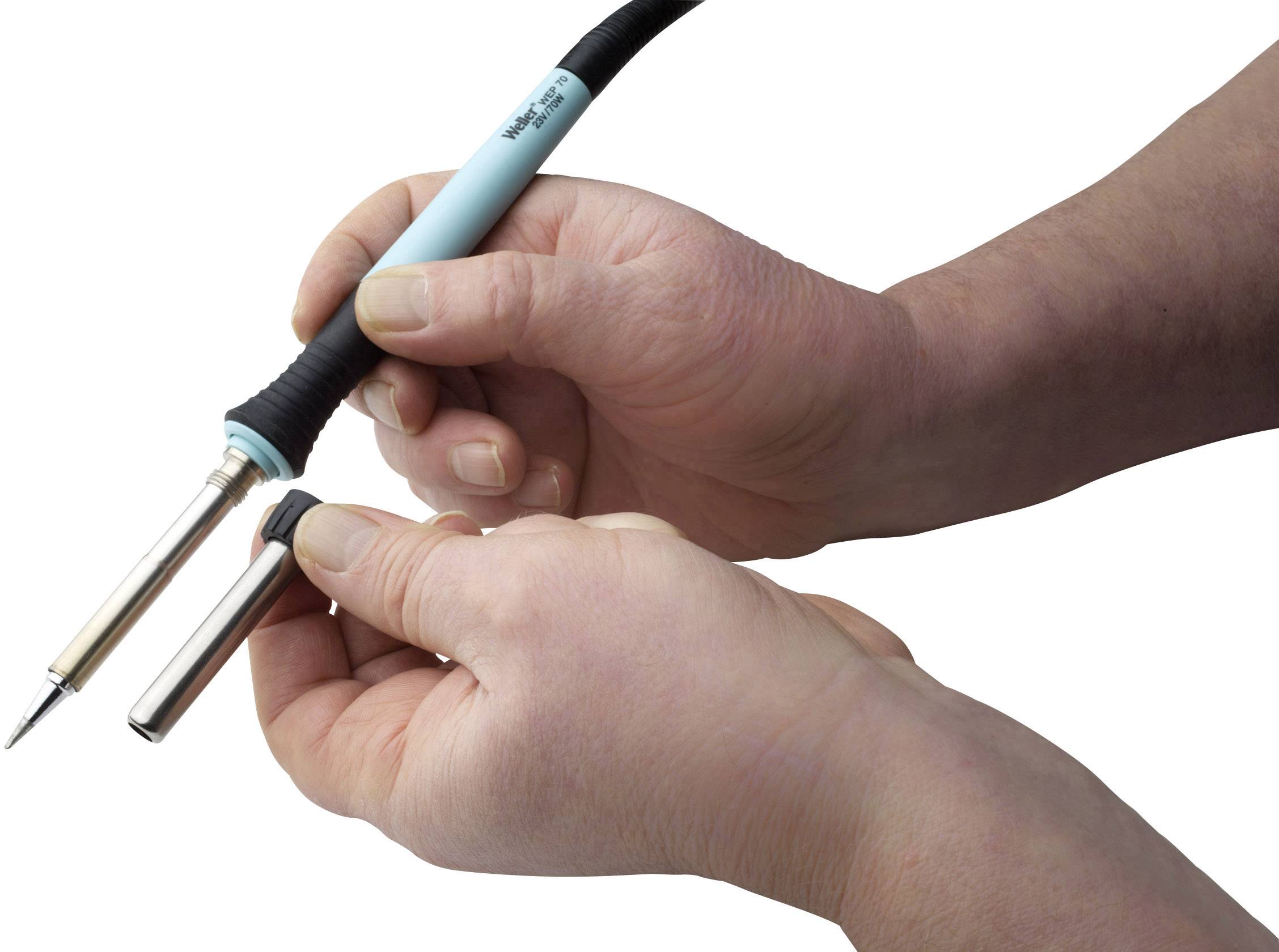 Jedna osoba drži lemilicu u desnoj ruci i vrh za lemljenje u lijevoj ruci.