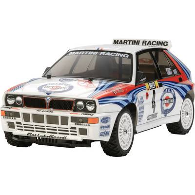 Automobilska rally vozilo s natpisom 'MARTINI RACING' i šarenom bojom. Oznake uključuju logotipove sponzora i broj 4.