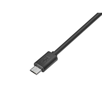 Crni USB kabel s Micro-USB utikačem na kraju, na bijeloj pozadini.