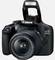 Digitalni fotoaparat Canon EOS 2000D s ugrađenom bljeskalicom i zoom objektivom, pogledan spreda.