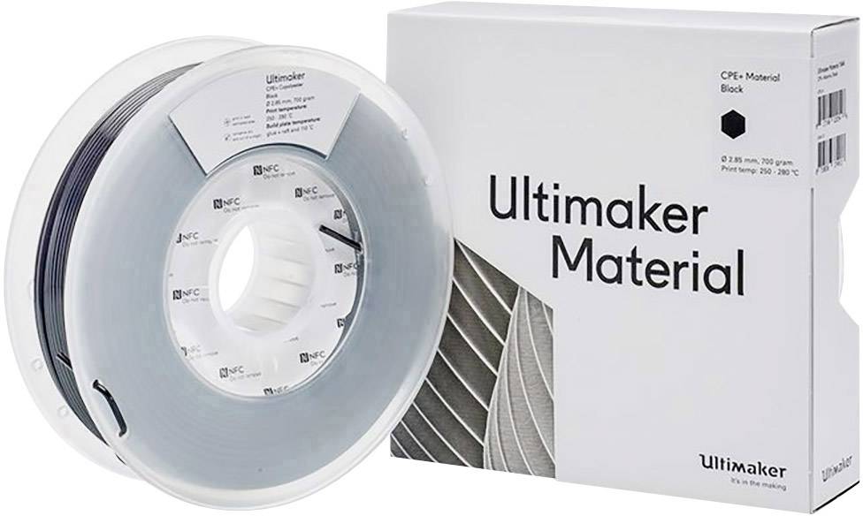 Špula s 3D-pisačkim filamentom pored ambalaže s natpisom 'Ultimaker Material'.
