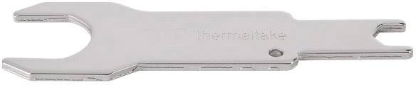 Srebrni višenamjenski alat koji izgleda poput vijčanog ključa. Ima urezane oznake i rupu za pričvršćivanje.
