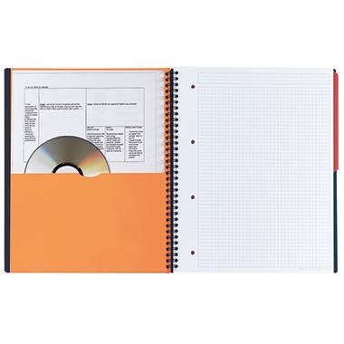 Otvoreni spiralni notes s kockastim papirima s desne strane i narančastom unutarnjom džepom s lijeve strane koja drži CD i list papira.