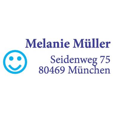 'Melanie Müller, Seidenweg 75, 80469 München' stoji ljubičastim slovima pored plavog smiley simbola.