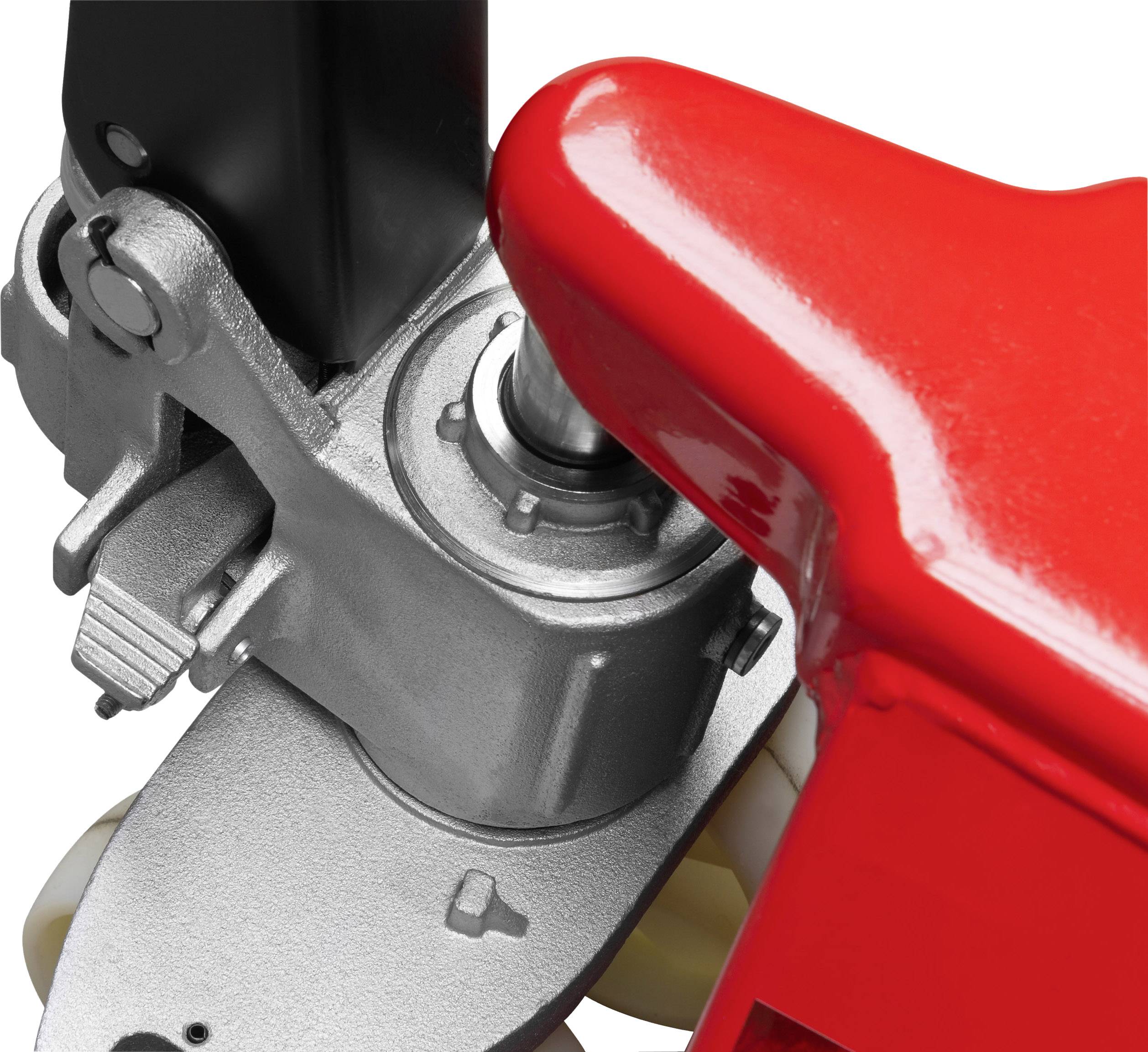 Bliski kadar viljuškog viličara prikazuje crveni element viljuške i srebrni metalni zglob, ključan za njegov mehanizam.