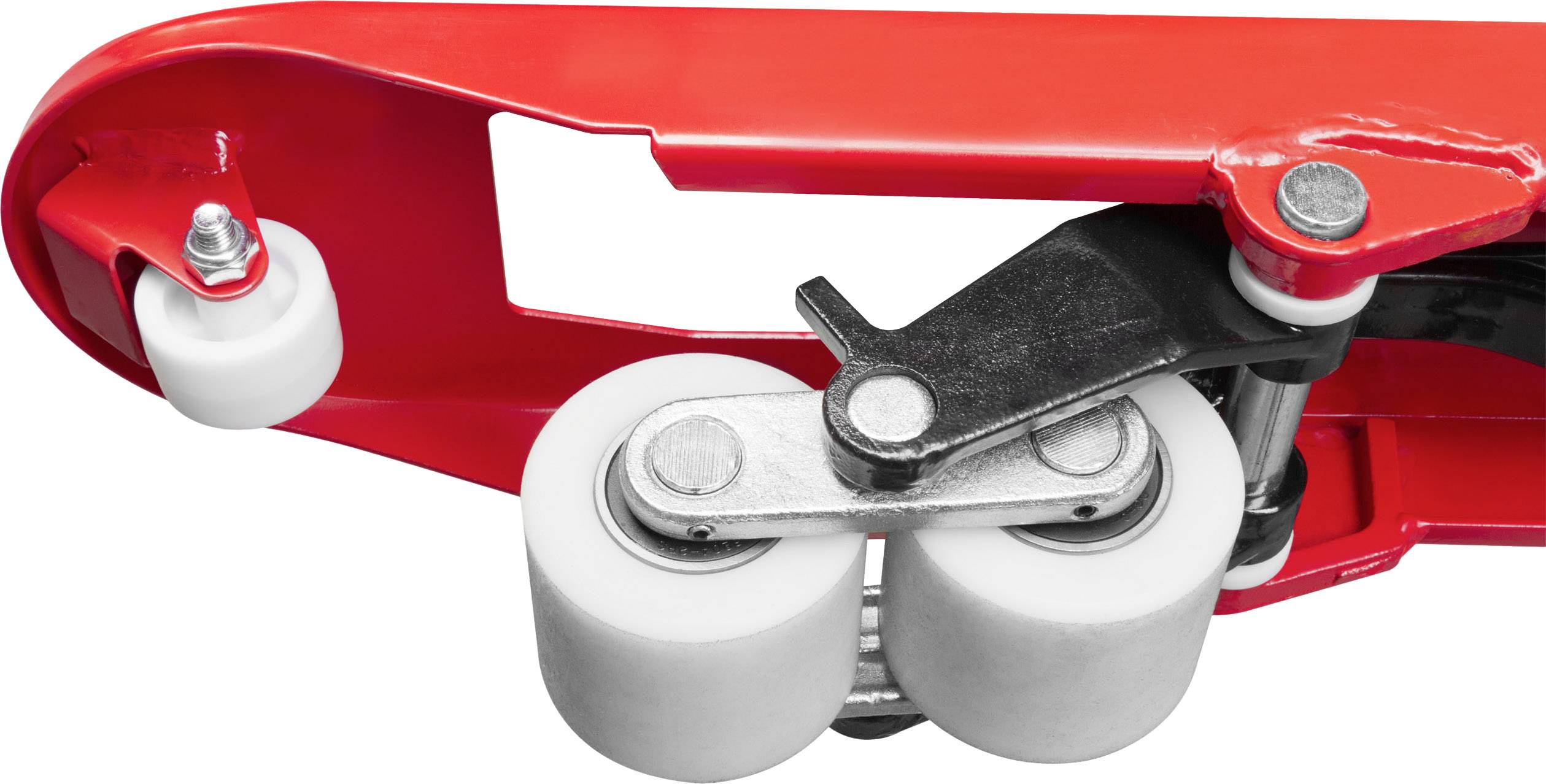 Bliski kadar crvene ručne palete s bijelim kotačima i crnim mehanizmom poluge.