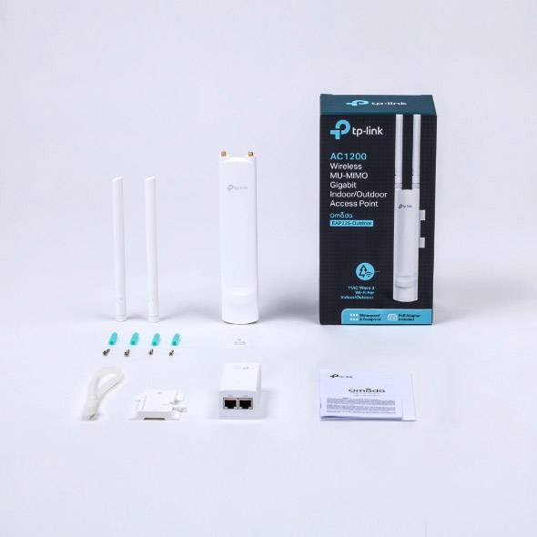 TP-Link AC1200 bežični pristupni uređaj s dvije antene, priručnik za instalaciju, materijal za montažu i mrežni kabel u jednoj ambalaži.