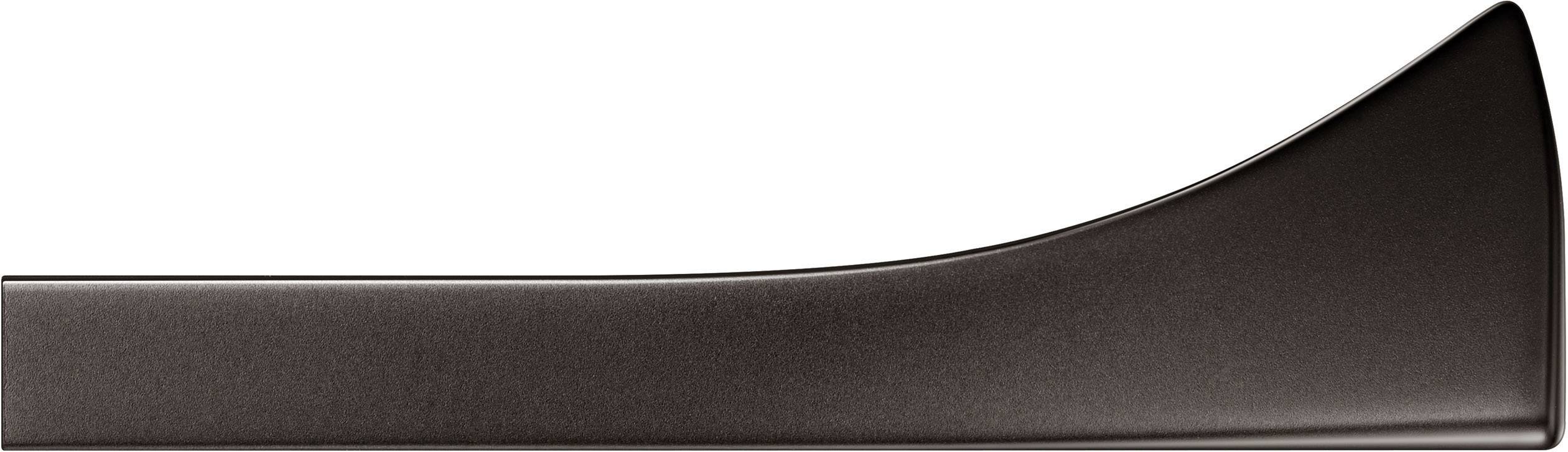 Tamni, blago zakrivljeni dio objekta na bijeloj pozadini.