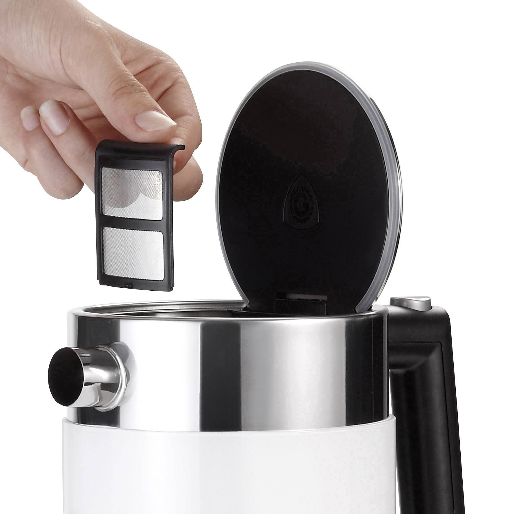 Jedna ruka diže poklopac filtera za vodu iznad kuhala za vodu s otvorenim poklopcem. Kuhalo za vodu ima crni i srebrni dizajn.