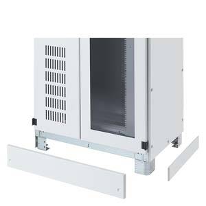 Sivi, pravokutni metalni ormar sa staklenim vratima i ventilacijskim otvorima, pogodan za pohranjivanje elektroničkih uređaja.