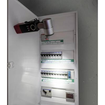 Otvoreni električni ormar s nekoliko osigurača i jednim prekidačem. Baterijska lampa usmjerena je prema ormaru.