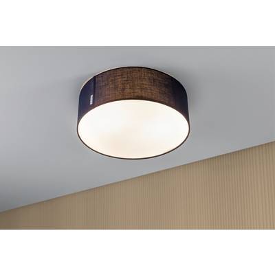Okrugla stropna lampa s crnim sjenilom osvjetljava prostoriju s bež zidovima.