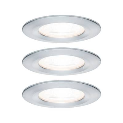 Tri okrugla ugradbena LED reflektora srebrne boje s matirano prekrivenom površinom, ravnomjerno raspoređena, za modernu stropnu rasvjetu.