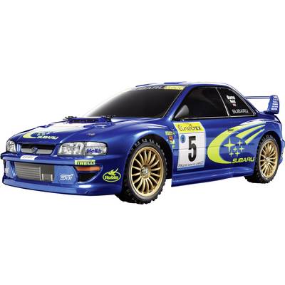 Plavi rally automobil s žutim i zelenim akcentima, koji nosi startni broj 5. Ukrašen je logotipima sponzora.