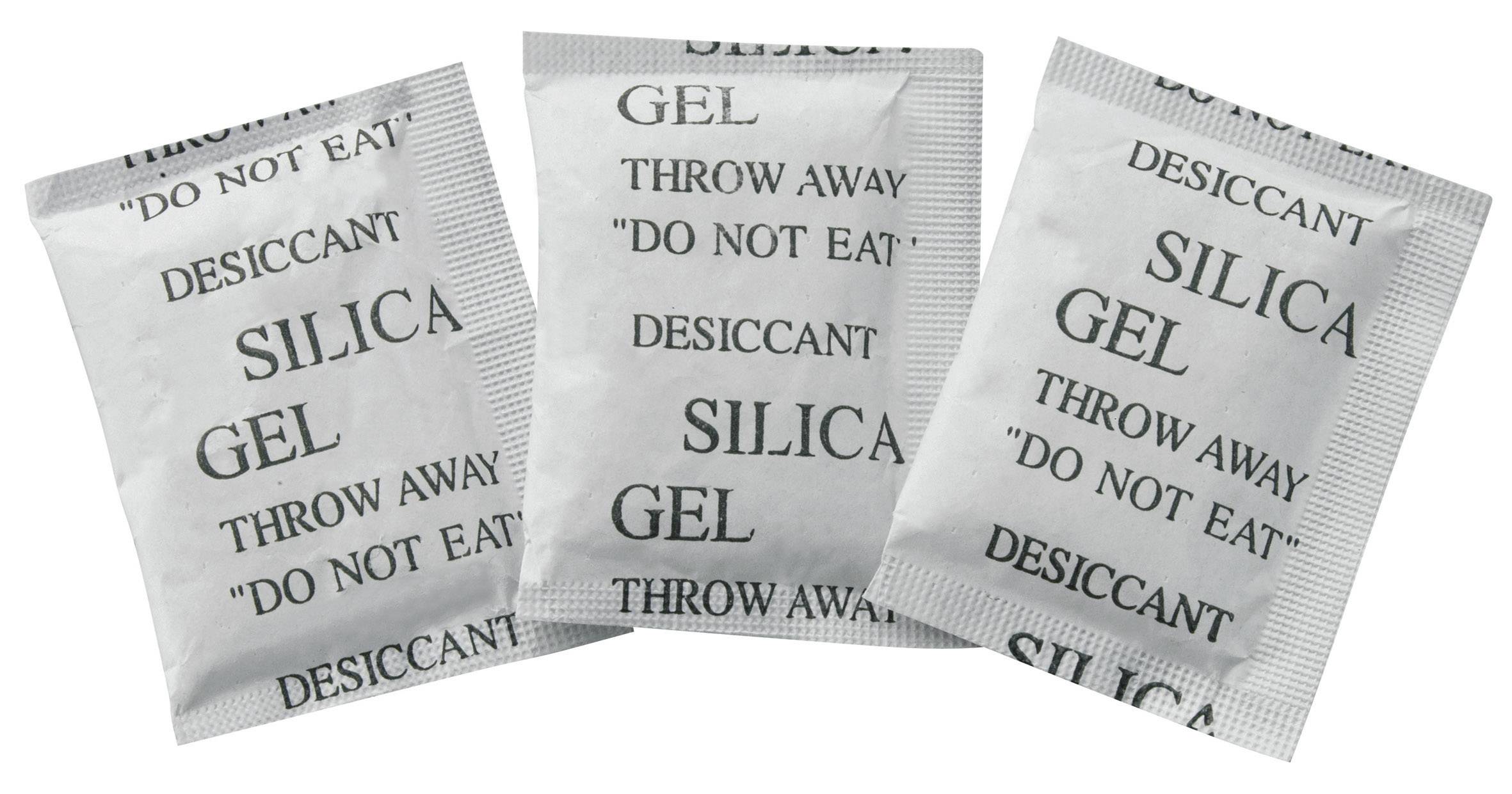 Tri pakovanja silika gela s natpisom: SILICA GEL, ODLOŽITI "NE JESTI", SREDSTVO ZA SUŠENJE.