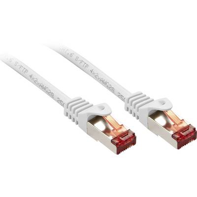 Dva Ethernet kabela s metalnim utikačima i crvenim umetcima u glavi utikača na bijeloj pozadini.