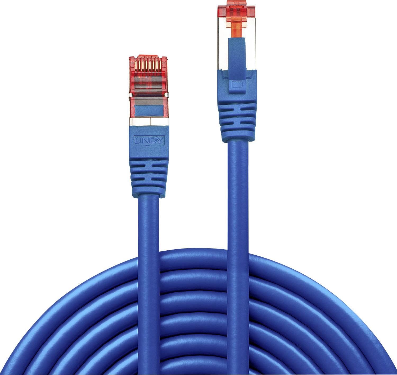 Plavi mrežni kabel s dva RJ-45 utikača, od kojih je jedan vidljiv u bliskom kadru.