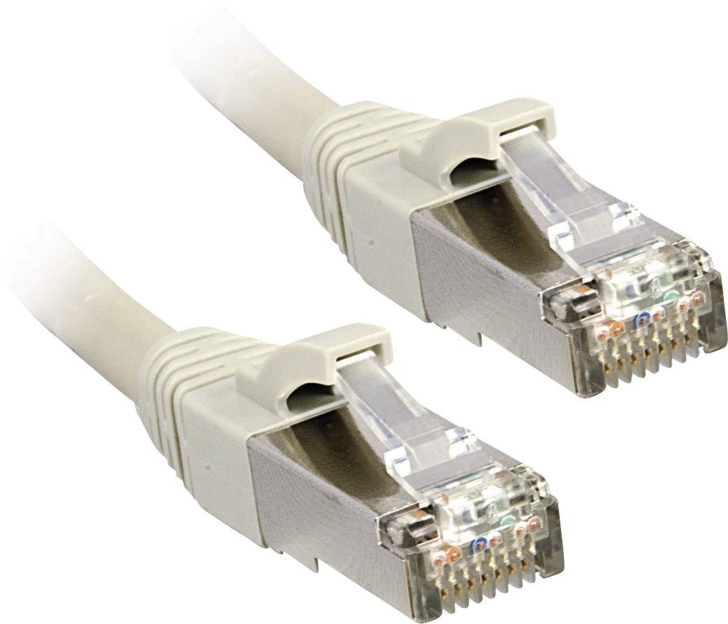Dva mrežna kabela s RJ45 utikačima, pogodni za Ethernet povezivanje, prikazana na bijeloj pozadini.