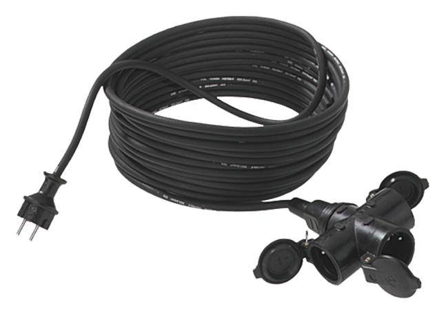 Dugi, crni produžni kabel s tri utičnice i zaštitnim poklopcima, namotani, pogodan za vanjsku upotrebu.