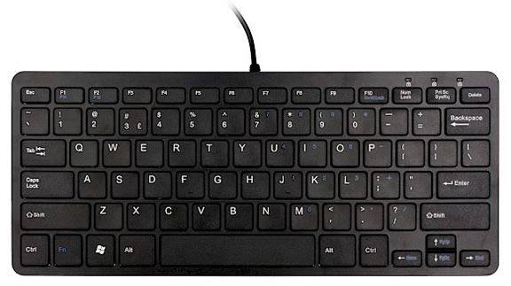 Crna, kompaktna USB tipkovnica s QWERTY rasporedom tipki. Tipke sadržavaju posebne znakove i funkcije poput F1 do F12, kao i strelice.