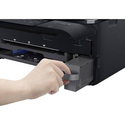 Jedna ruka povlači crni toner iz crnog pisača.