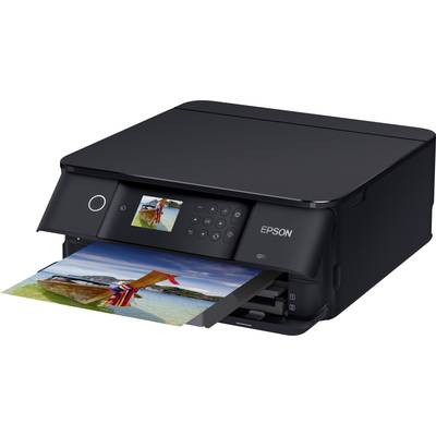 Crni printer isprintava šarenu fotografiju broda na jezeru s otocima u pozadini.