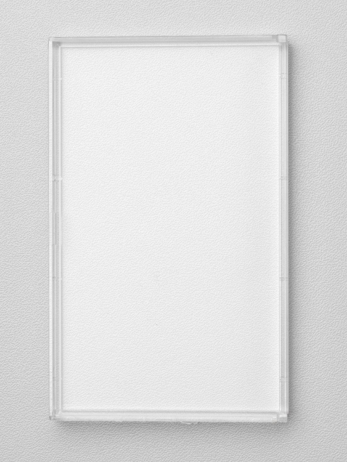 Prazan, pravokutan, proziran pladanj na sivoj pozadini.